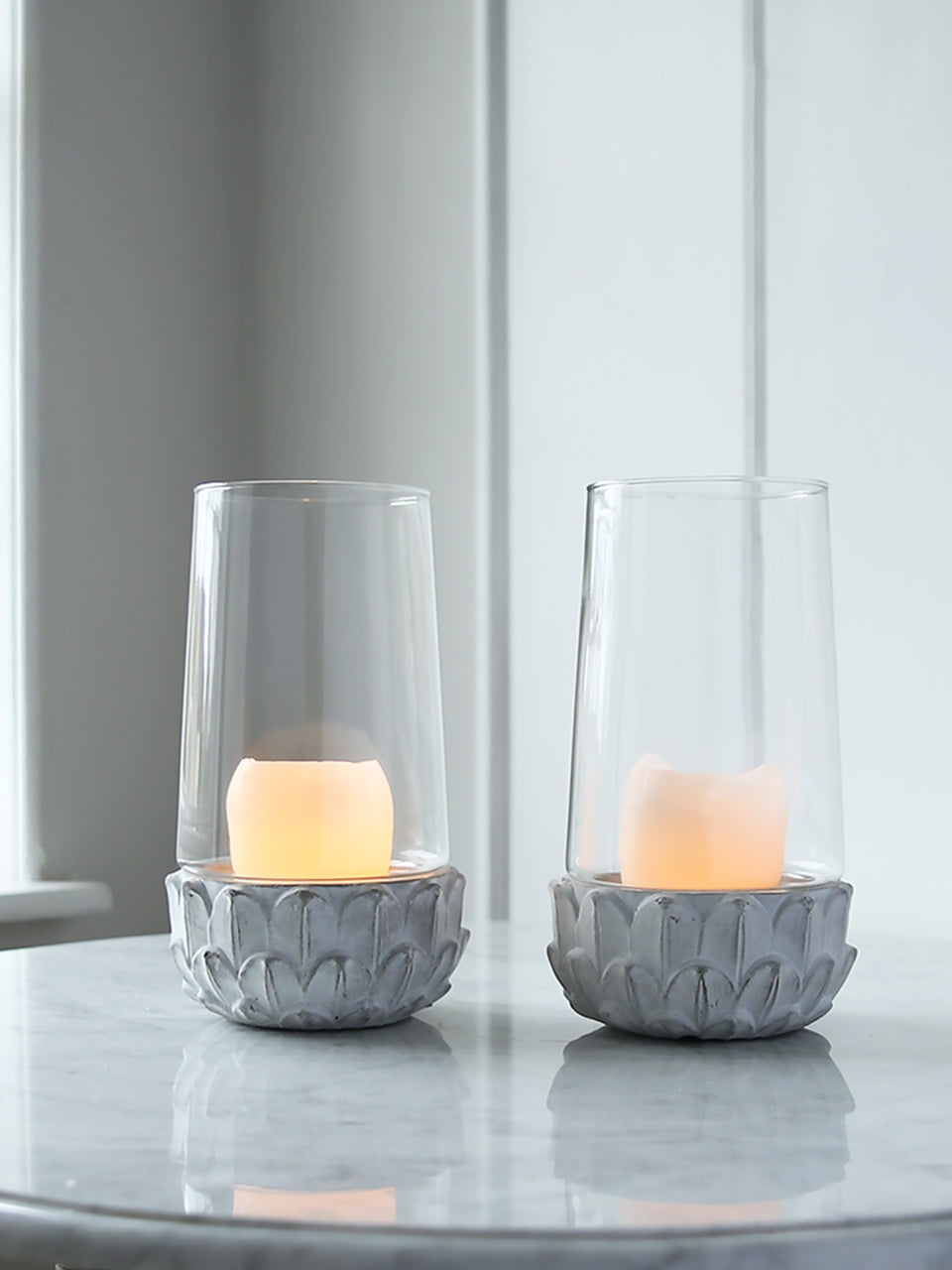 Portacandele con foglie di cemento