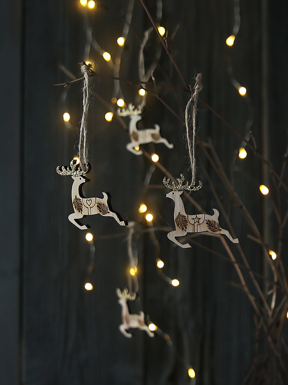 Set di otto renne saltanti con corna dorate