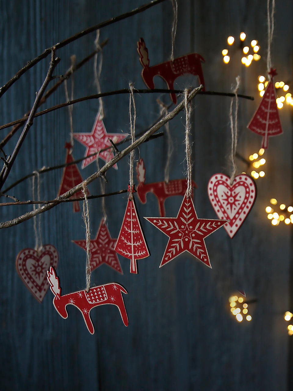 Set di decorazioni in legno scandinavo rosso