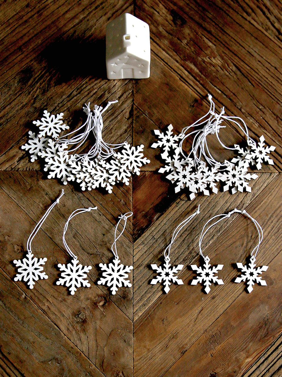 Set di 24 fiocchi di neve in legno bianco