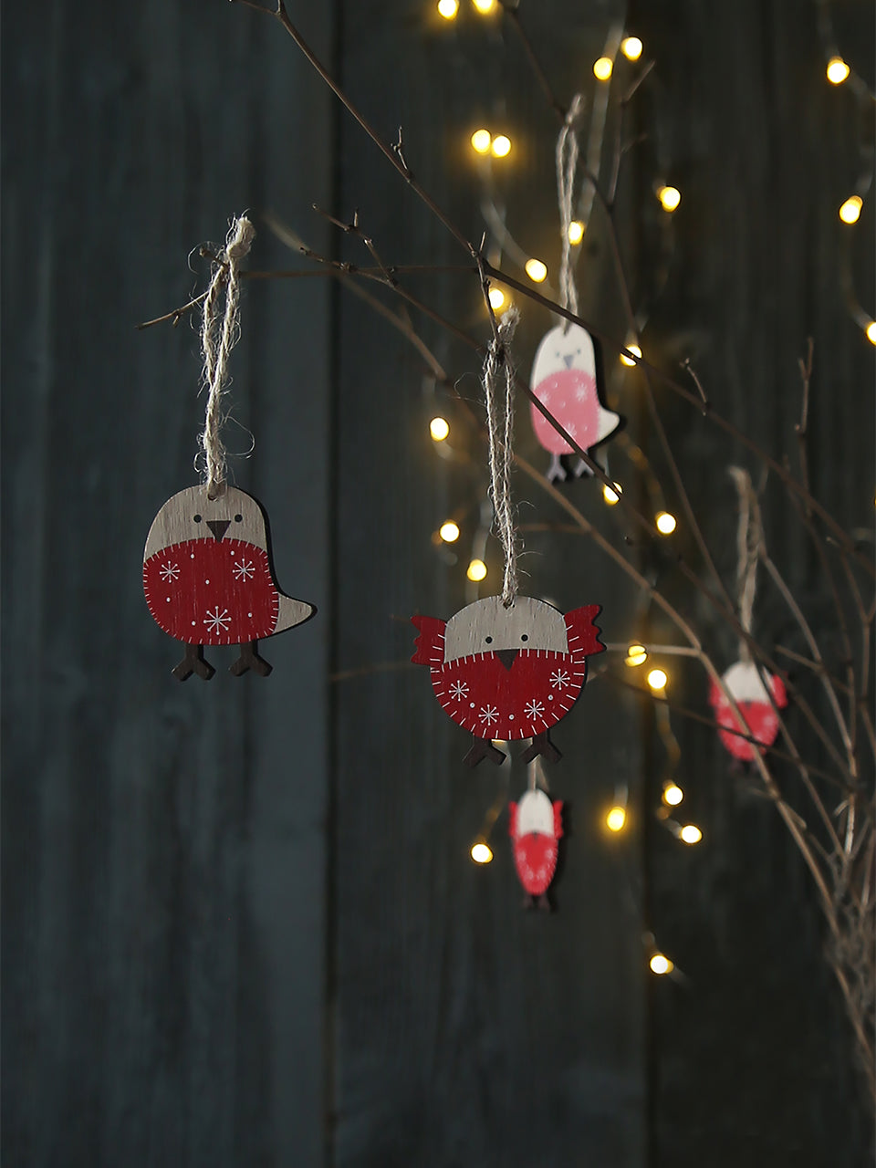 Set di otto decorazioni sospese a forma di pettirosso in legno