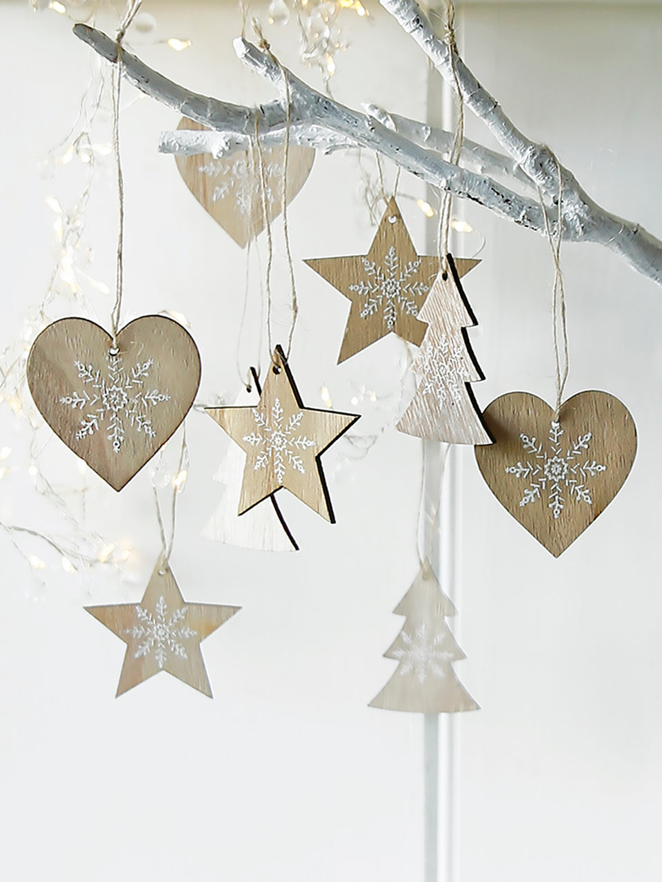 Set di decorazioni da appendere a forma di fiocco di neve in legno