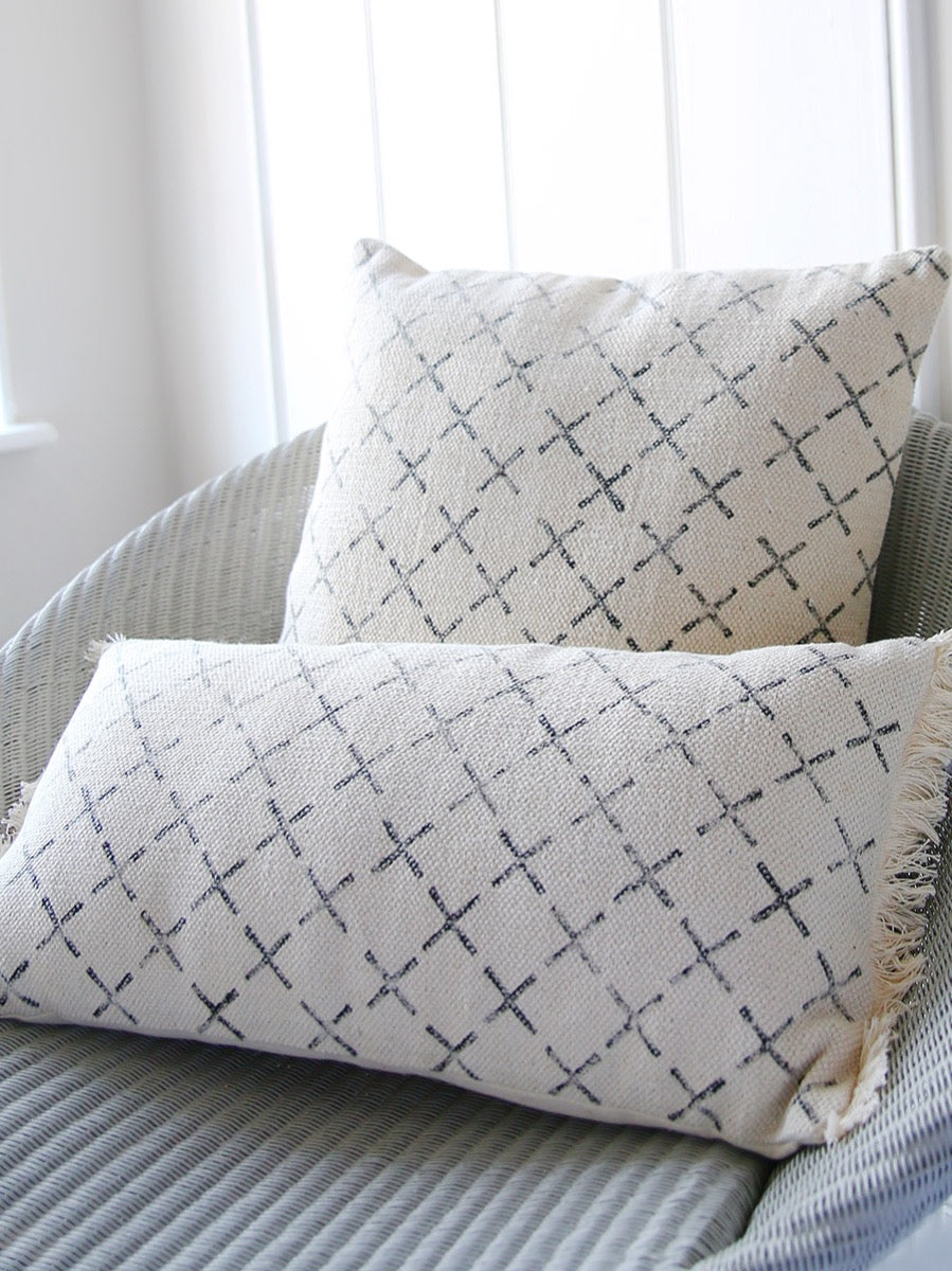 Cuscino con stampa a croce grigia